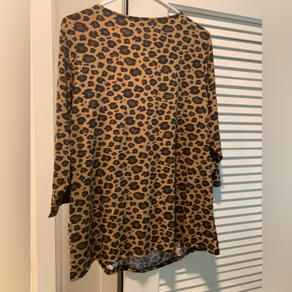 Carmen Marc Valvo Animal Print Top With Ruching And Buttons On One Side NWT 🌴 - Picture 2 of 9